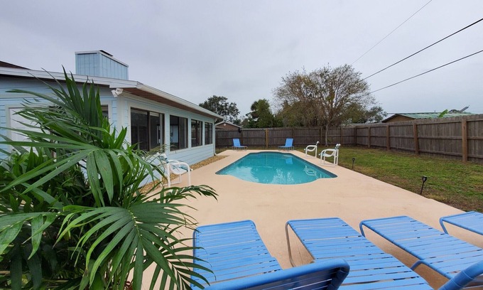 Florida Shores House | SUMMER/FALL DEALS Shane's Cozy Getaway Heated pool - 4/2 Beach close by.
