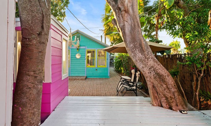 Mango Groves House | Summer Family Fun, Pet Friendly, Walk Downtown, Close to Beach, Fenced Courtyard