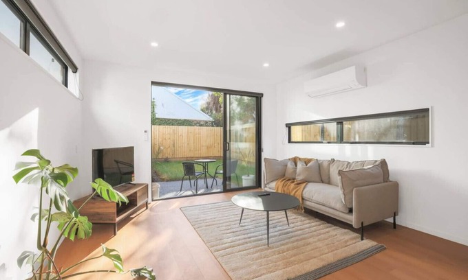 Christchurch City Centre Apartment | Summer fun, Sunny Cosy Sleeps 6 Free Parking