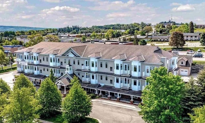 Petoskey Condo | Summer getaway: 2bed/2bath condo w/full kitchen. 30+ day rental.