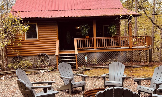 Bonnerdale Cabin | Summer, in a Ouachita Mt cabin, close to lake crystal digging, hiking, biking