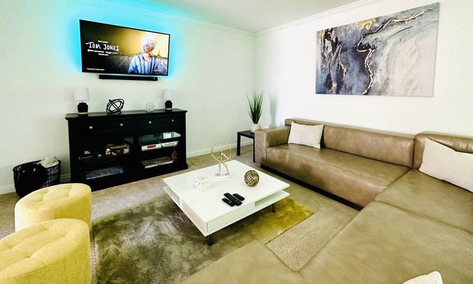 Paradise House | Summer Retreat in Las Vegas!nPool, Arcade, Pool Table & more….
