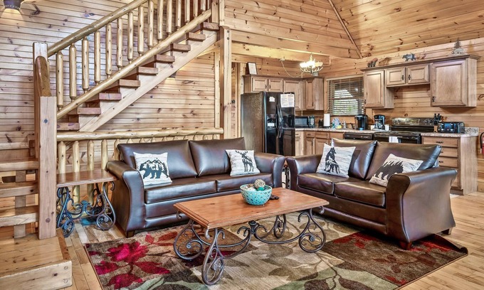 Hemlock Hills Cabin | Summer Sale! Close to Downtown Gatlinburg+Arcade/Mini Theatre+Hot Tub