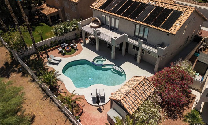 Green Valley House | Summer Sale!Htd Pool SPA, BBQ Fire-pit, Legacy Golf Coarse