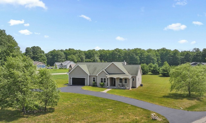 Thompsonville House | SUMMER SPECIAL! Ski, Golf and Fish Haus. 8 Beds, Fireplace, Rivers & Lakes