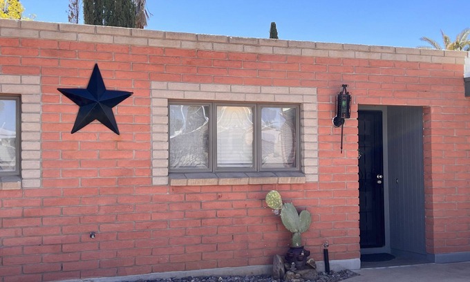 Sierra Vista House | SuMMER Special South Western Charm - minutes from everything! 3/2