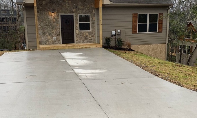 Gatlinburg - Pigeon Forge Cabin | Summer Vacation Discounts! Cozy Cabin With Fire Pit and Private Hot Tub