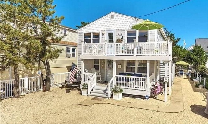 North Beach Haven House | Summer Weekly Rental - 2nd Floor Duplex - 5 Houses from the Beach