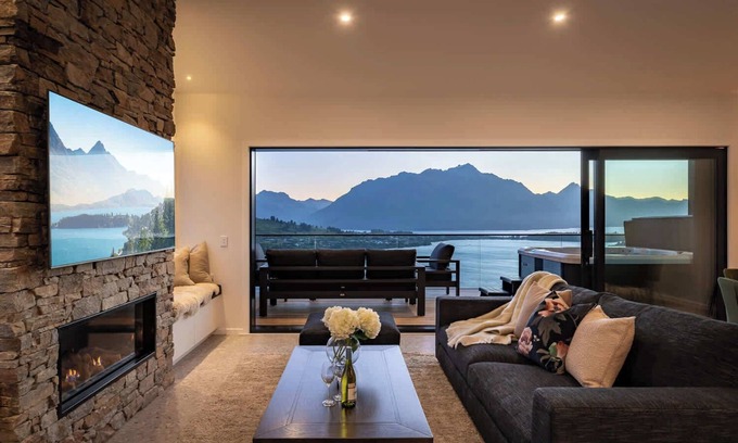 Frankton House | Summit Escape, Hot Tub, Fireplace, BBQ, AC & Views