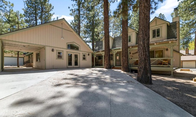 Summit Estates House | Summit Mountain Lodge - Amazing location just down the street from Snow Summit!