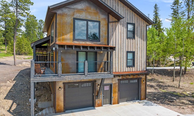Lead House | Summit Sunset, pet friendly! Hot Tub, Pool access, paved roads, luxury finishes