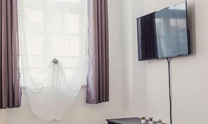 Lahr House | Sun-drenched, beautiful studio apartment (No. 2) with a great kitchen