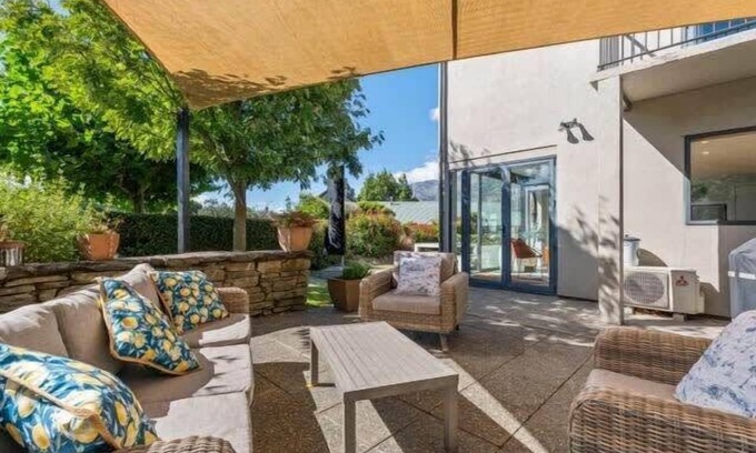 Lower Shotover House | Sun Drenched Family Home - Ready to Ski!