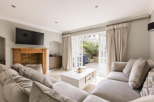 Churchill Apartment | Sun-filled 2BR with Garden Btwn Chelsea and Pimlico