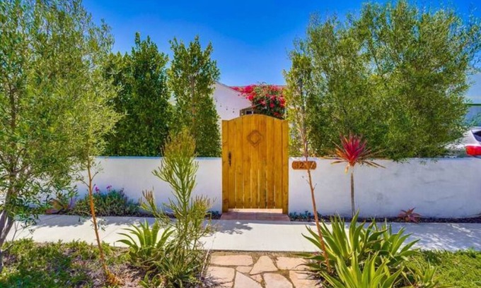 Palms House | Sun-Filled & Airy Home w/Great Outdoor Vibes. Excellent Walkable Location!