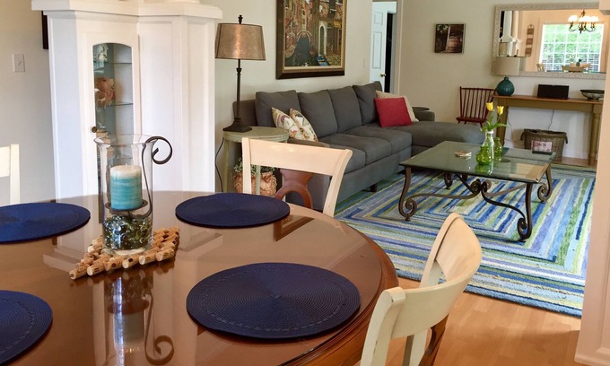 Sellwood-Moreland House | Sun-filled Charmer in Sellwood/West Moreland!