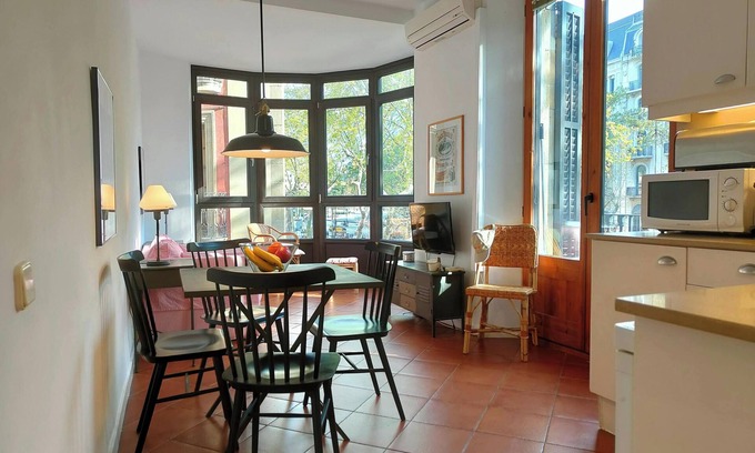 Gothic Quarter Apartment | Sun-filled, comfy & central. Views of La Rambla.RJ