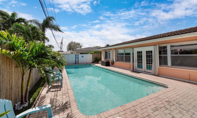 Coral Ridge Isles House | Sun-filled house by PMI