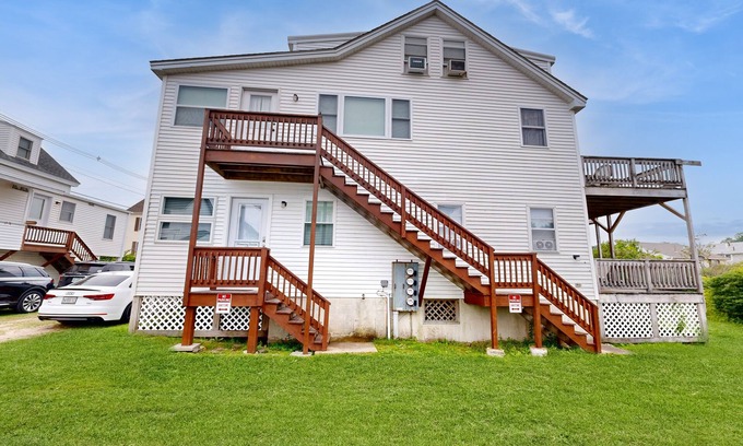 York Beach Apartment | Sun-filled & serene coastal retreat with deck & stunning ocean views - near golf