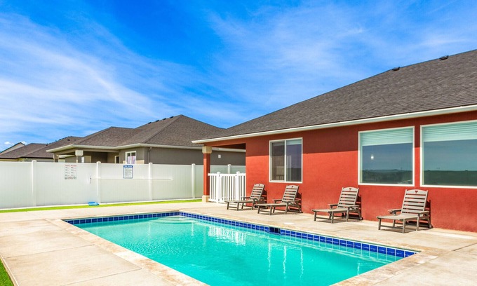 Quincy House | Sun, Pool, Golf, plus Your Private Arcade!
