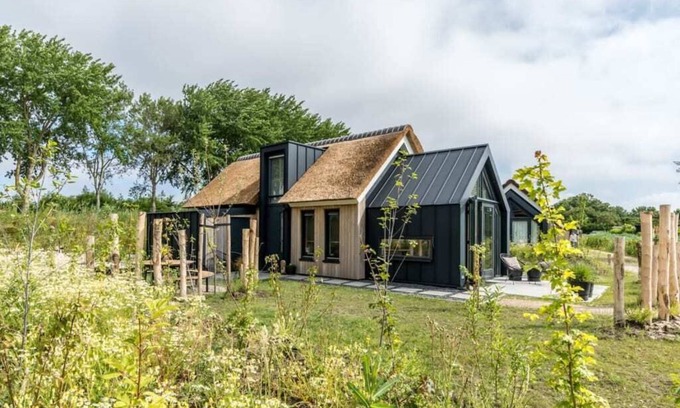 Westenschouwen House | Sun, sea, sand, wind, marram grass – this 4-person chalet embodies the pure beach feeling from your