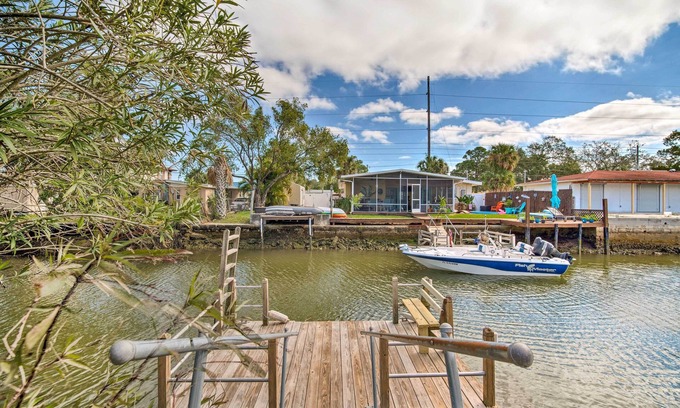 Hudson Beach Estates House | Sun-Soaked Hudson Getaway w/Canal Access!
