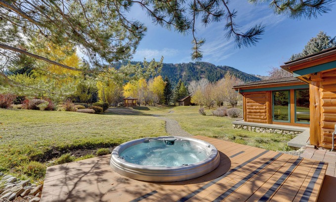 Weyyakin Ranch House | Sun Valley Log Home w/Hot Tub & Mtn Views!