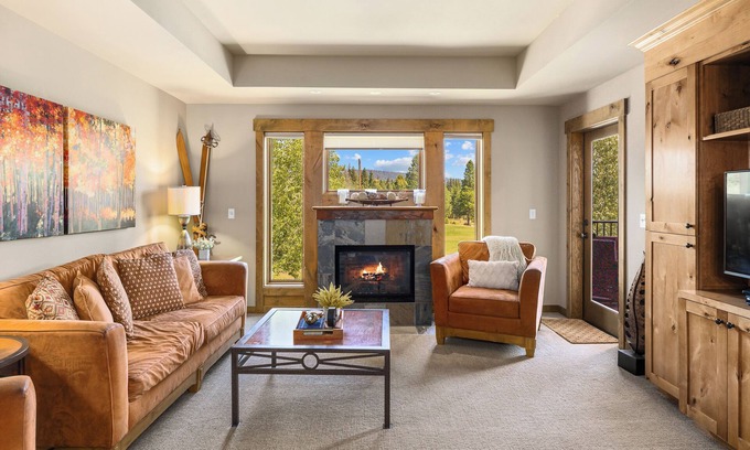 Cle Elum Condo | Suncadia golf view condo with seasonal pool and hot tub!