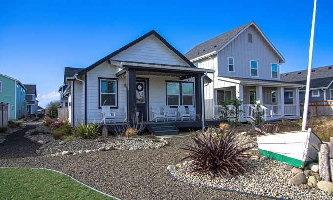Ocean Shores House | Sunflower Beach Cottage - Oyhut Bay Seaside Village