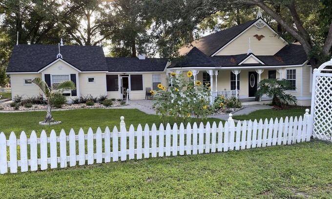 Altamonte Springs House | Sunflower Victorian Beauty