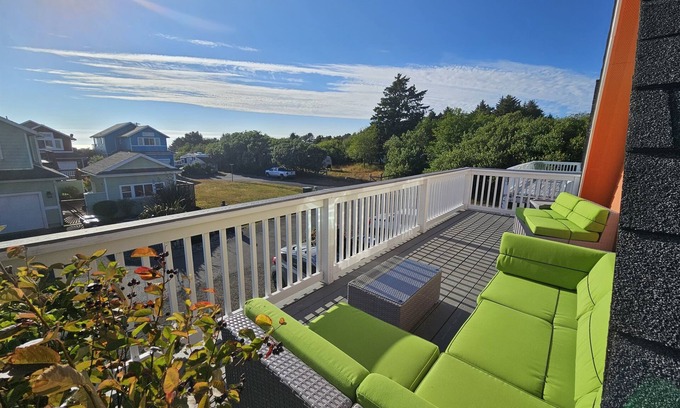 Pacific Beach House | Sunkissed [Est 2015]: 90-Sec Drive to Beach, Firepit + Privacy Fenced, Gardens
