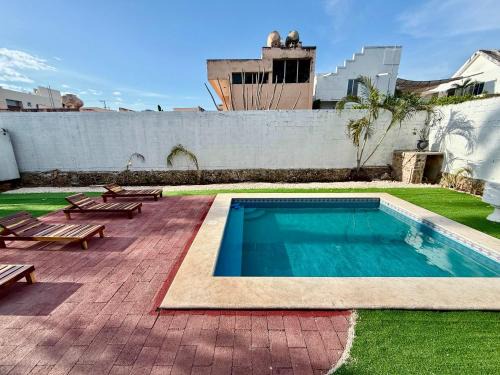 Colonia Campestre House | Sunlit Hideaway plus shared Pool for 6