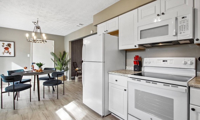 Savannah House | Sunlit Savannah: 3BR Escape, Fully Fenced Yard