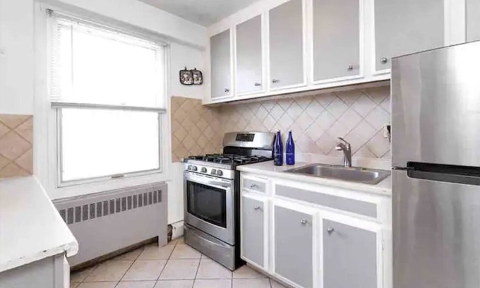Downtown Apartment | Sunny 1Bedroom Apt in downtown Stamford! Close to ALL!