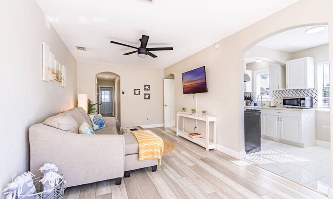 Clearwater Apartment | Sunny 2/1 Condo Close to Clearwater Beach