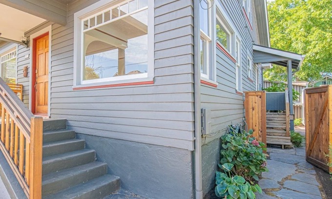Concordia House | Sunny Alberta Arts Bungalow - 2 Blocks from Alberta - Quiet Street - Pets OK!