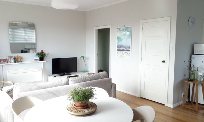 Dunedin House | Sunny and private 2 bed Wakari home elevated with views over harbour