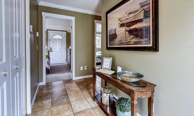 Rutland House | ☀️Sunny☀️ And Spacious 4 Bedroom Townhouse. Netflix. Close to Mall🛍️ & beaches 🏖️