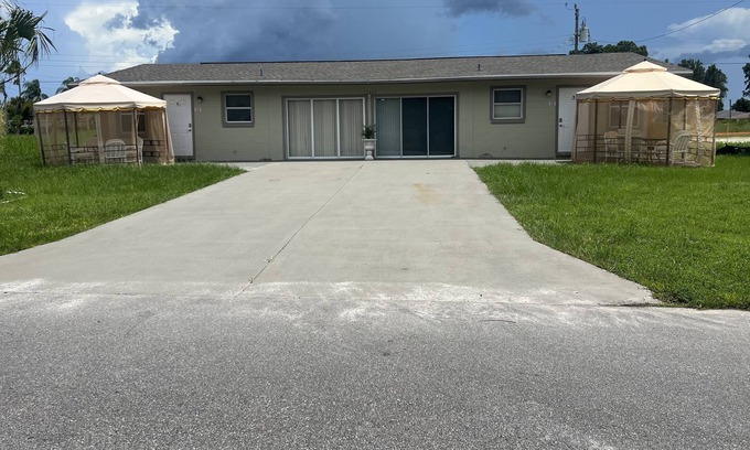 Warm Mineral Springs Apartment | Sunny Apartments a block from Warm Mineral Springs A2