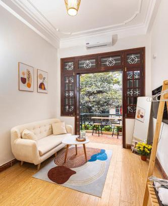 Hang Bo Apartment | Sunny Balcony Room in Old Quarter with Netflix and Free Laundry