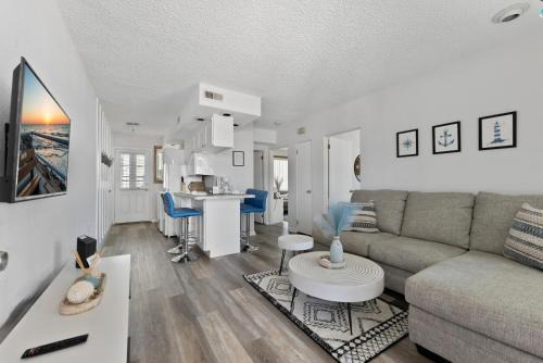 Wildwood Apartment | Sunny Beach Condo 2 BR 1 Bath