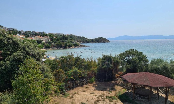 Palaio Tsifliki Apartment | Sunny Beachfront Apartment