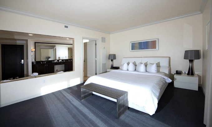 Barrier Island Hotel | Sunny City Retreat! Close to Fort Lauderdale Beach! Pets Allowed, Onsite Pool!