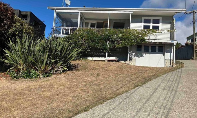 Kaiteriteri House | Sunny, Classic Kiwi Beach House! Central to Beach and mountain bike park
