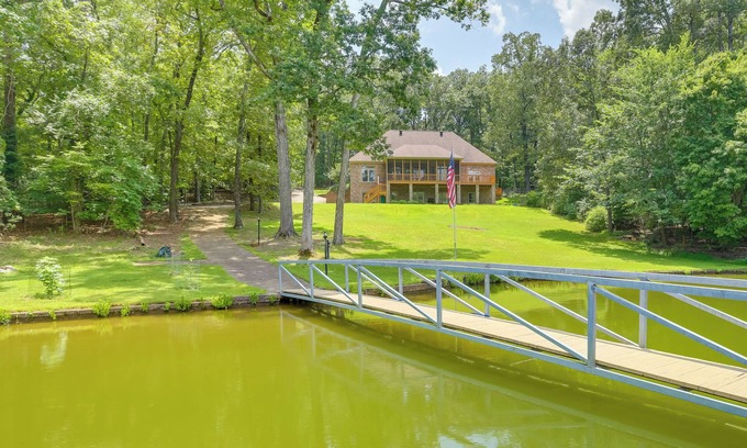 Cropwell Apartment | Sunny Coosa River Hideaway w/Boat Dock & Slip!