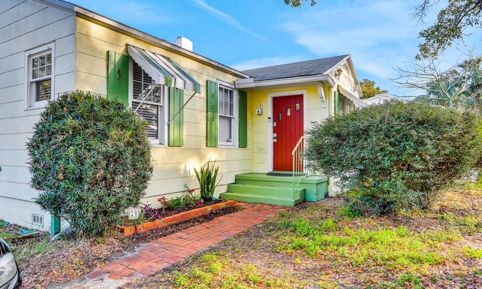 Tampa House | Sunny, dog-friendly central cottage with fenced yard & updated interior