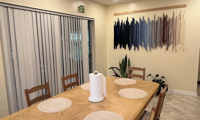 Largo House | Sunny Escape of the Tampa Bay, Charming 2-bedroom with WiFi, AC