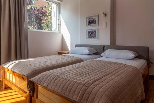 Nea Makri Apartment | Sunny Escape:Stylish and Roomy Apt in Beach Haven!