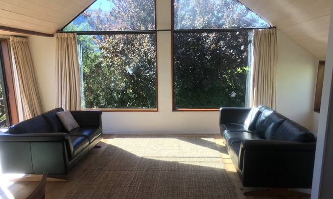 Kelvin Heights House | Sunny, family home in peaceful neighbourhood