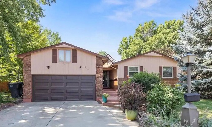 Longmont House | Sunny Family Retreat HotTub, GameRoom, Backyardn
